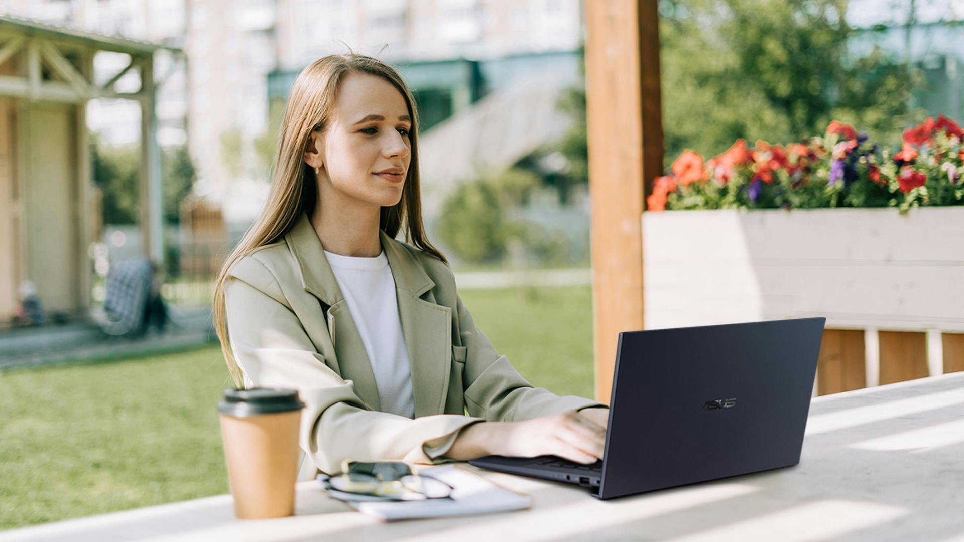 ASUS ExpertBook B9 OLED: vederlicht, razendsnel en uiterst mobiel 